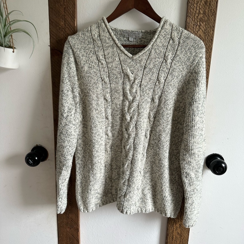 Carolyn Taylor Women’s Chunky Cable Knit Sweater Size Large
EUC